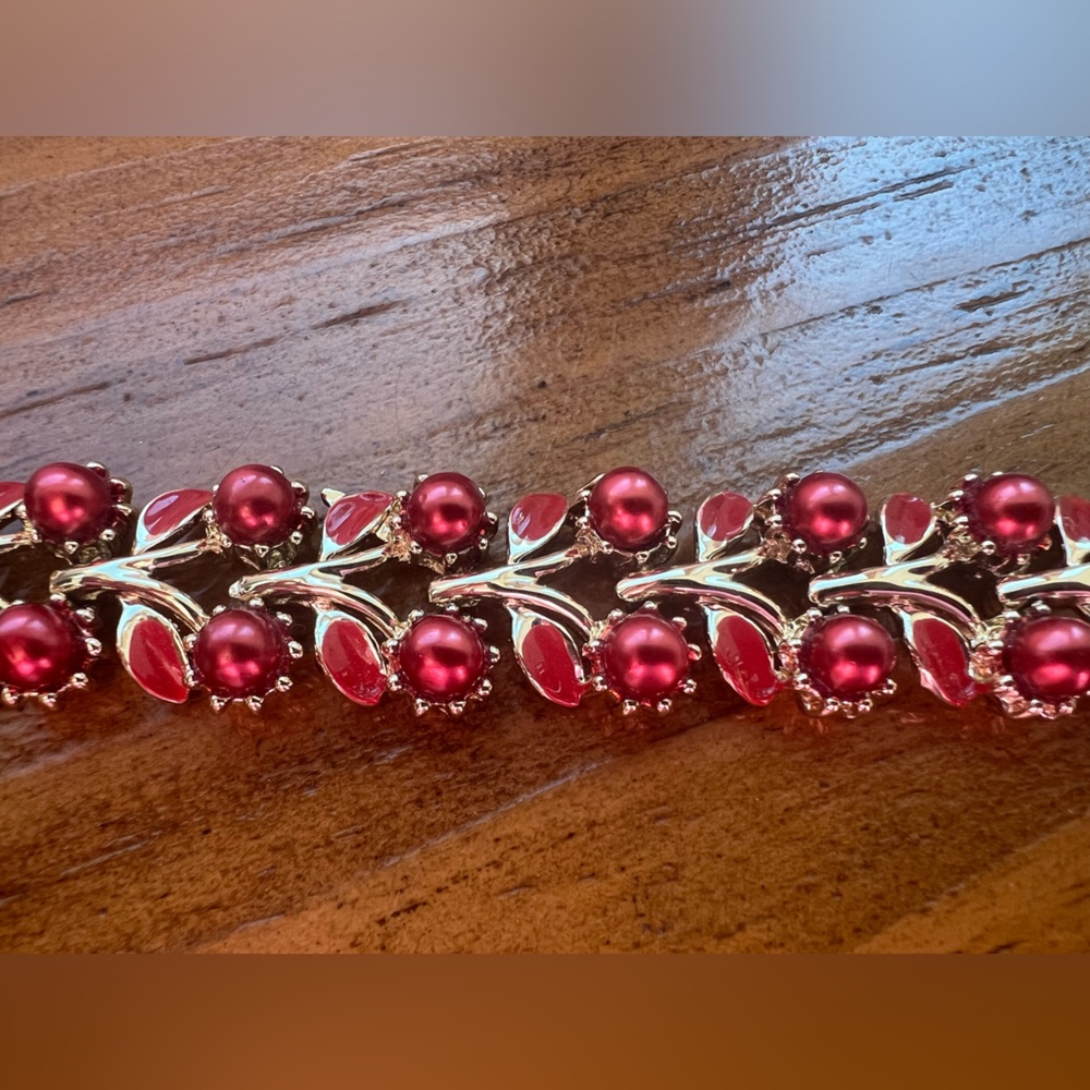 Vintage red bead and gold metal tone clasp bracelet